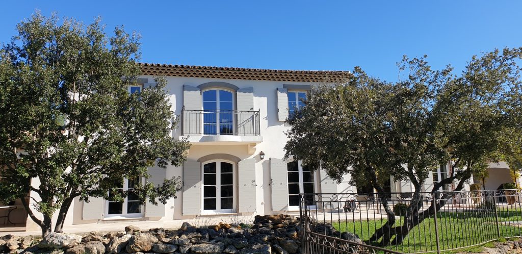 Volets bois sur mesure sur bastide provençale – Alphabois Aix-en-Provence