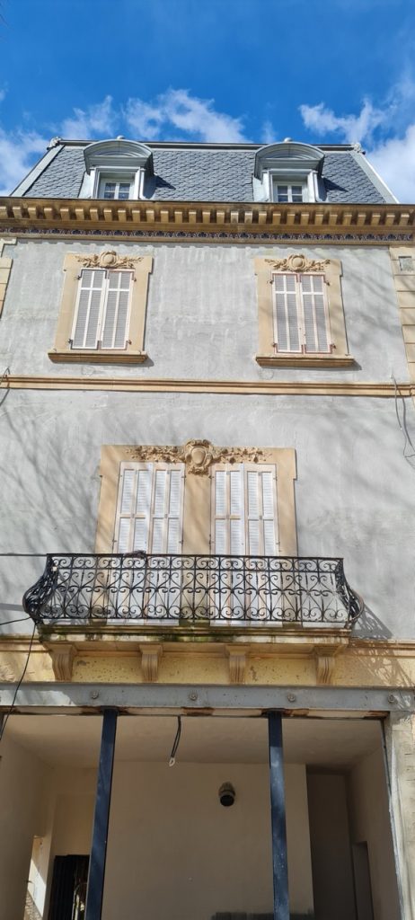 Persiennes bois sur mesure sur façade de maison de ville – Alphabois Aix-en-Provence