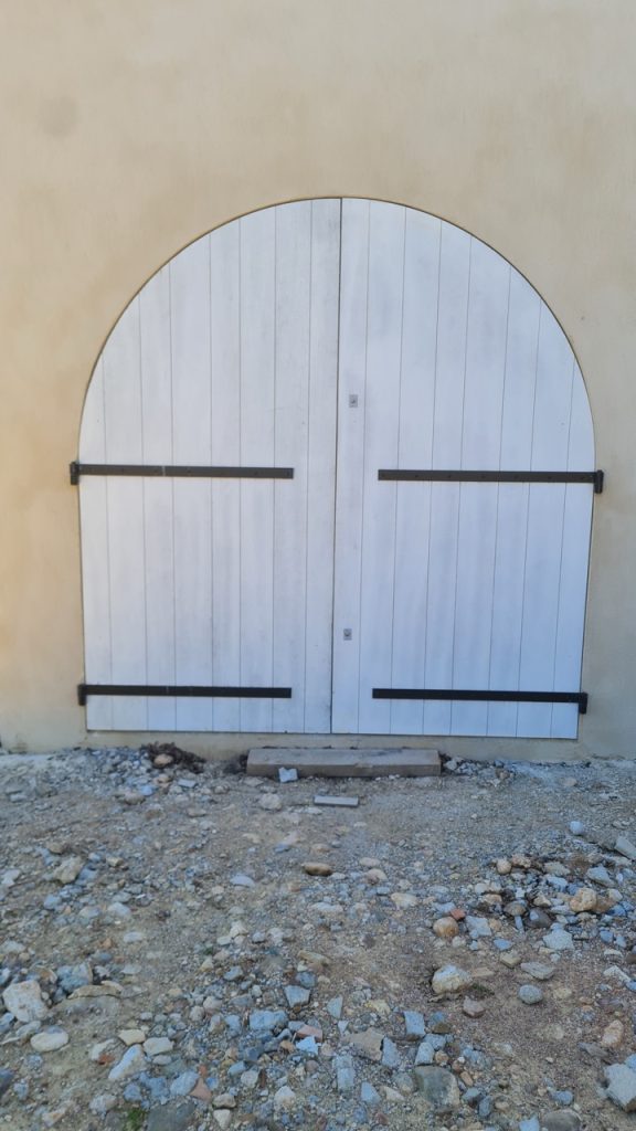 Grand volet cintré bois sur mesure à barres – Alphabois Aix-en-Provence