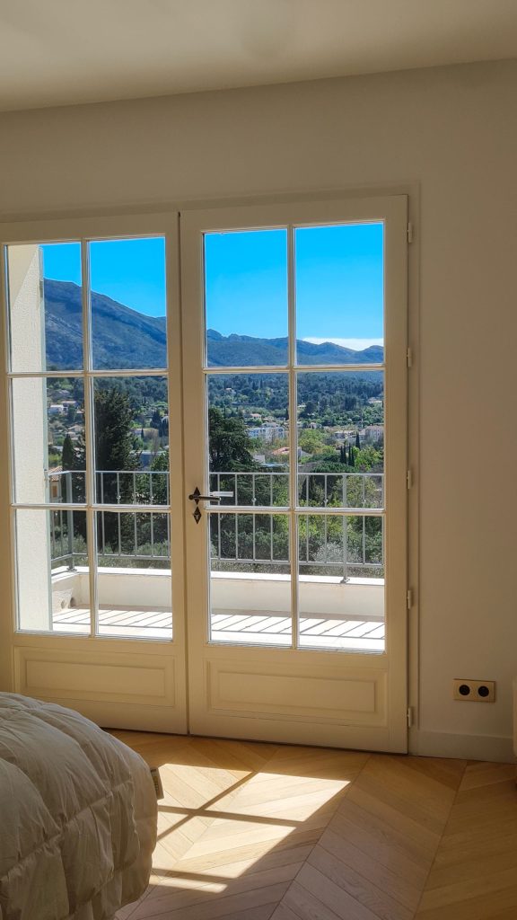 Porte-fenêtre bois à petits bois avec vue – Alphabois Aix-en-Provence