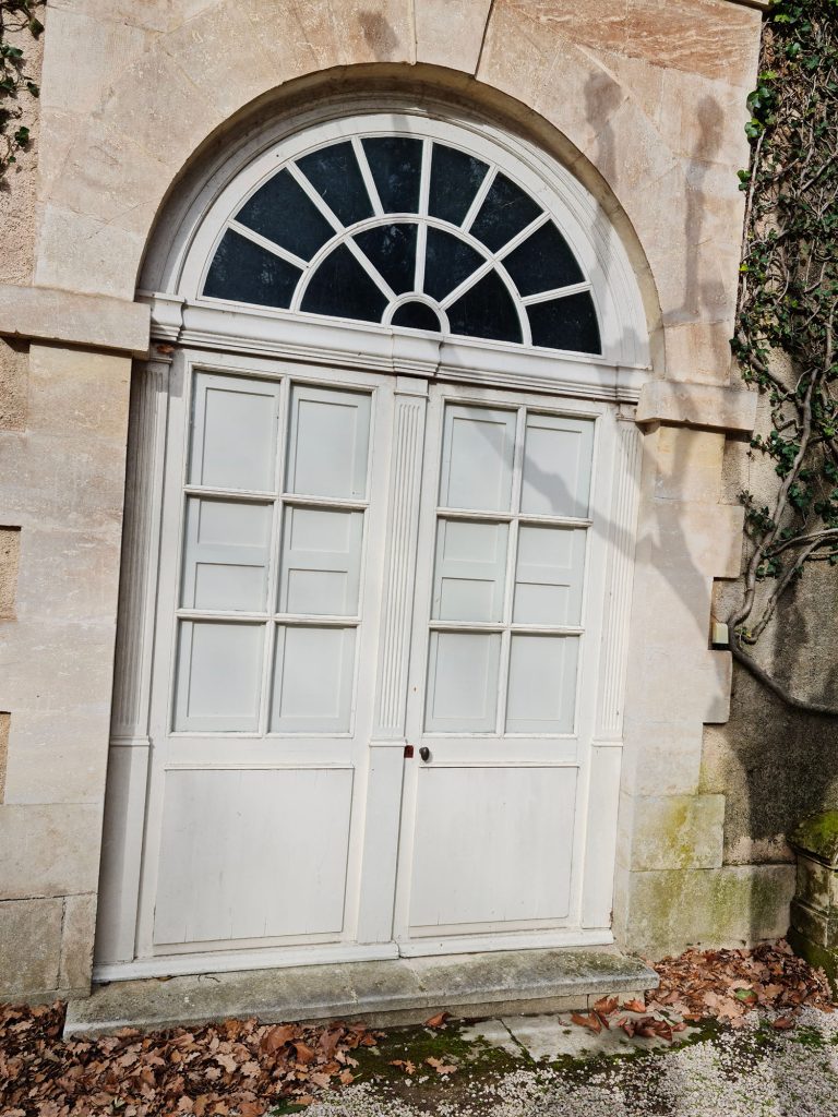 Porte cintrée vitrée bois sur mesure – Alphabois Aix-en-Provence